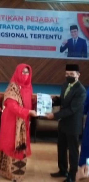 Penyerahan buku perkembangan sekolah selama kepemimpinan