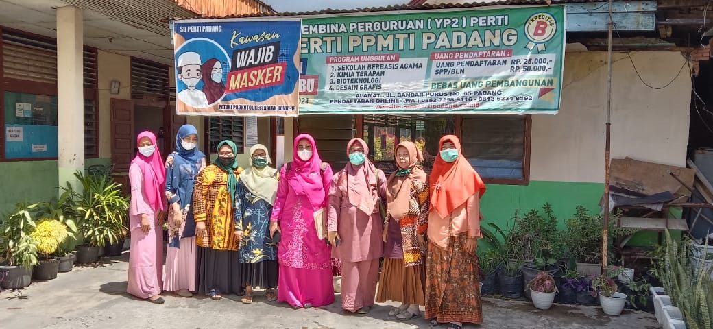 FOTO BERSAMA DENGAN GTK SMAS PERTI